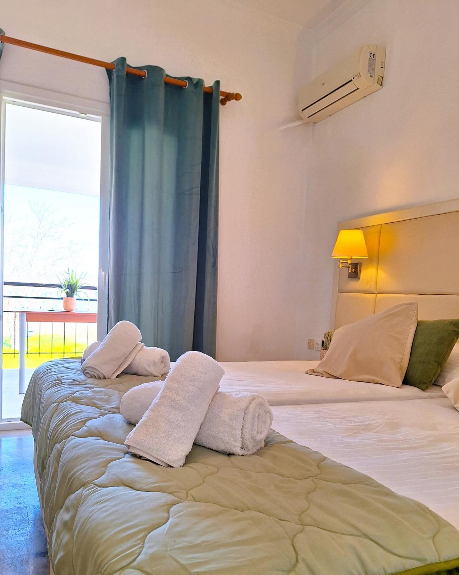 Cavos Sunrise Beach Apartments Kavos Ngoại thất bức ảnh